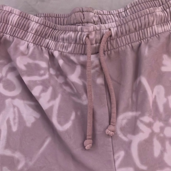 Sweatpants with flowers - Picture 3 of 3